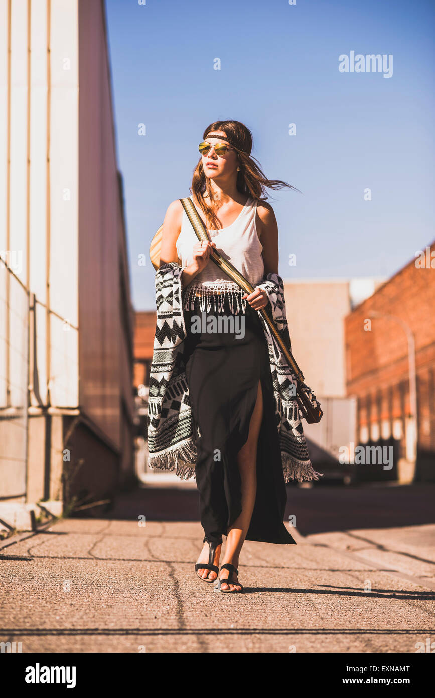 Junge Frau trägt Boho Stil gehen auf der Straße Stockfoto