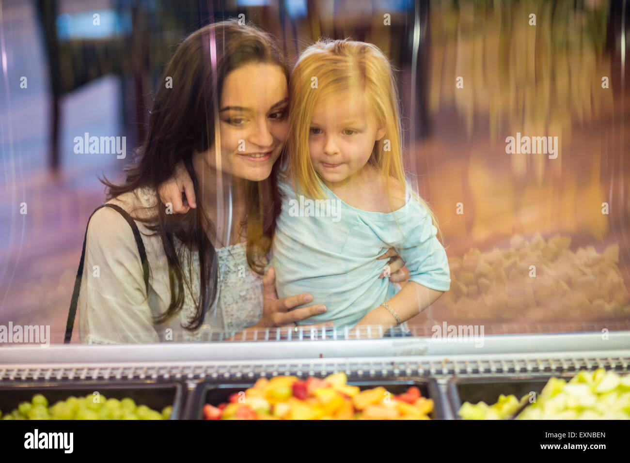 Mutter und Tochter schauen Obstsalat im Supermarkt Stockfoto