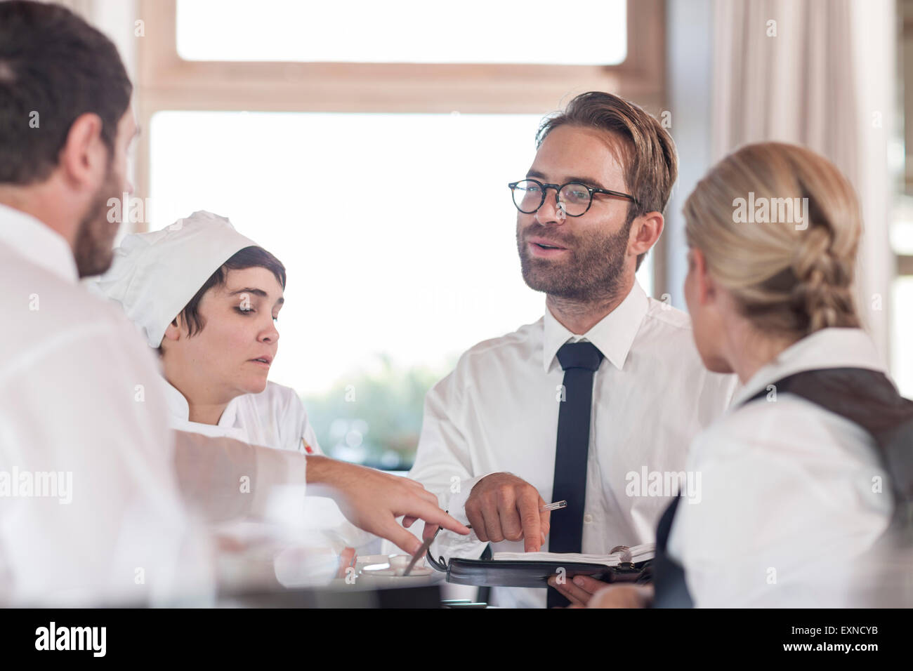 Restaurant-Team diskutieren Menue und Reservierungen Stockfoto