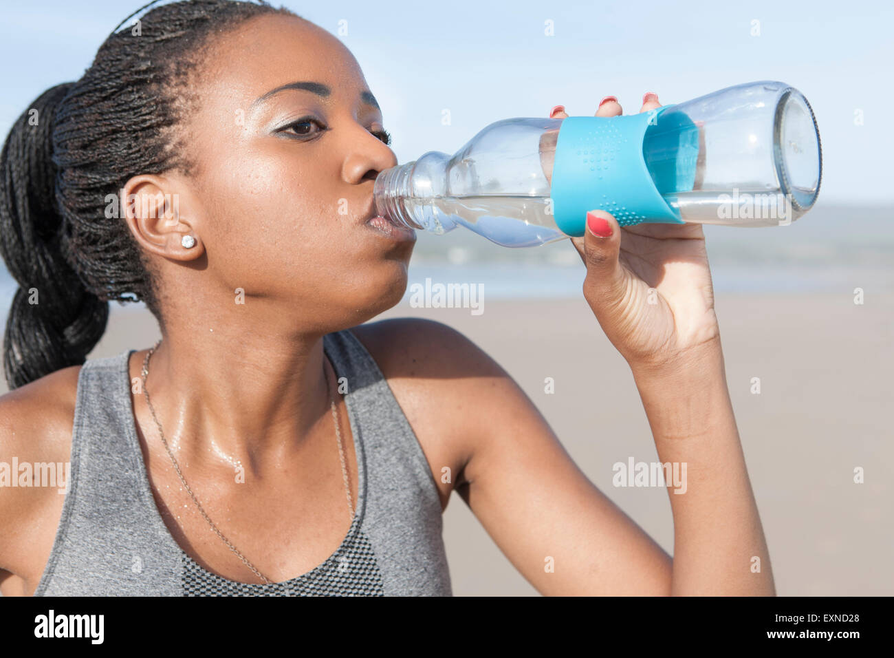 Südafrika, Cape Town, jungen Jogger Trinkwasser aus der Flasche Stockfoto