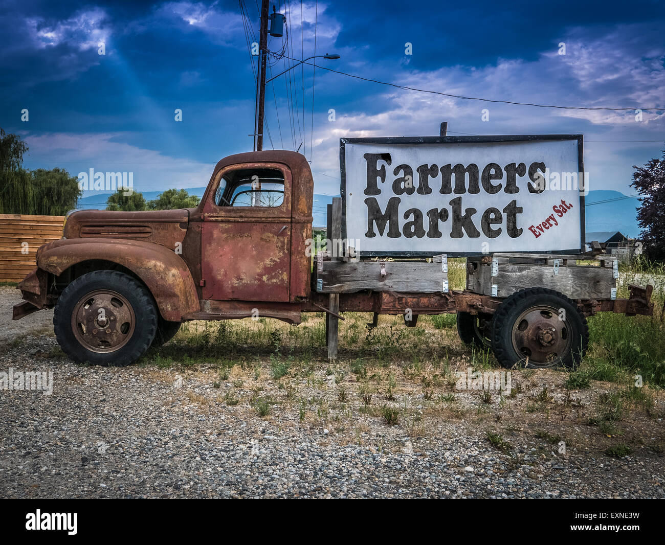 Melden Sie sich für einen Bauernmarkt auf der Seite eines Jahrgangs Rusty Truck Stockfoto