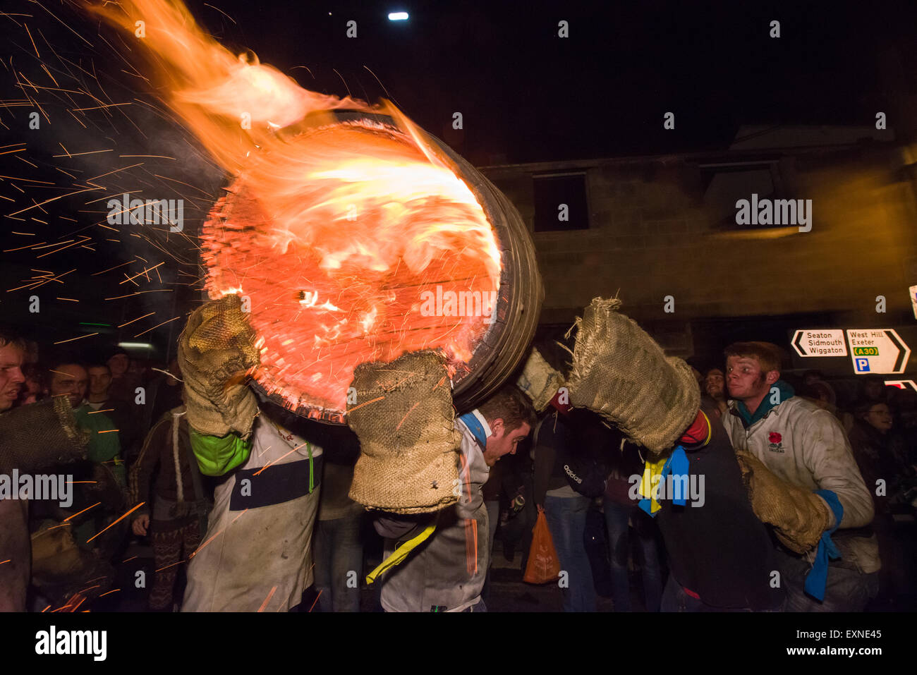 Endgültige Hogshead durchgeführt Lauf durch das Quadrat Bonfire Night, 5 November, bei den Festspielen Tar Barrel markieren, schon St Mary, Devon, England Stockfoto