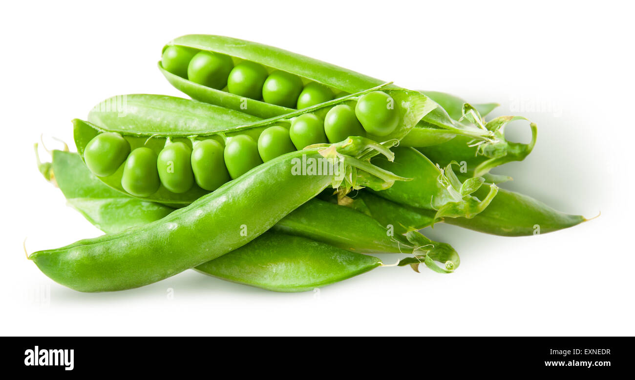 Haufen grüne Erbsen in Hülsen, die isoliert auf weißem Hintergrund Stockfoto