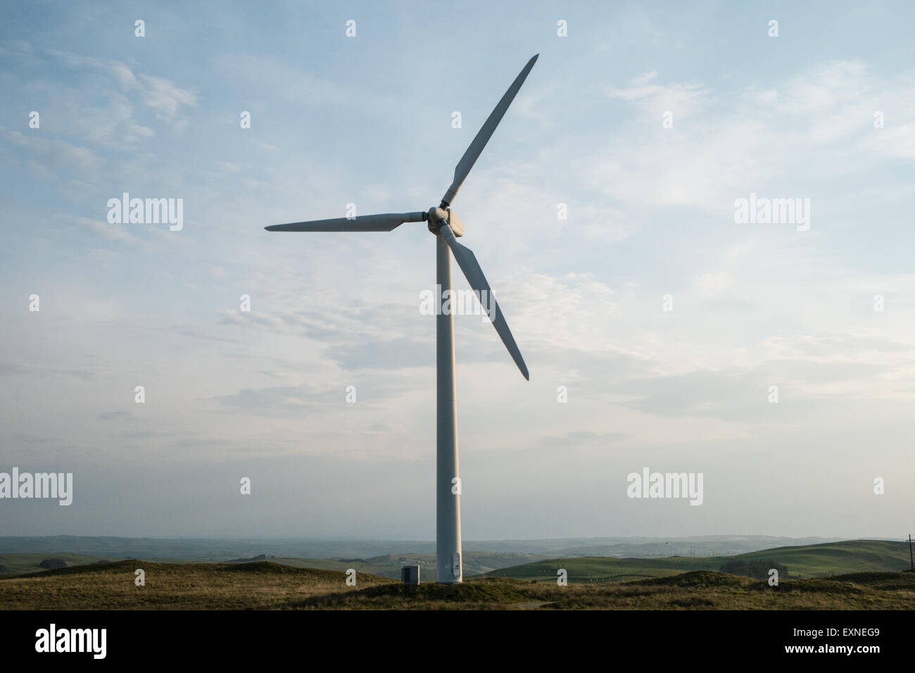 Sundown.Wind Turbinen im Infinis Besitz Rheidol Windpark, 8, 33 m Durchmesser klingen. Wind, Bauernhof, Turbine, power, Powys, Wales Stockfoto