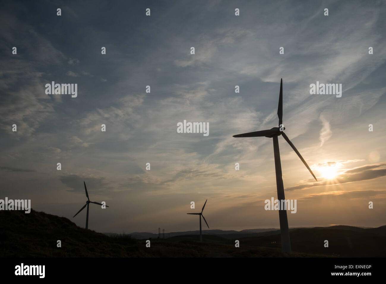 Sundown.Wind Turbinen im Infinis Besitz Rheidol Windpark, 8, 33 m Durchmesser klingen. Wind, Bauernhof, Turbine, power, Powys, Wales Stockfoto