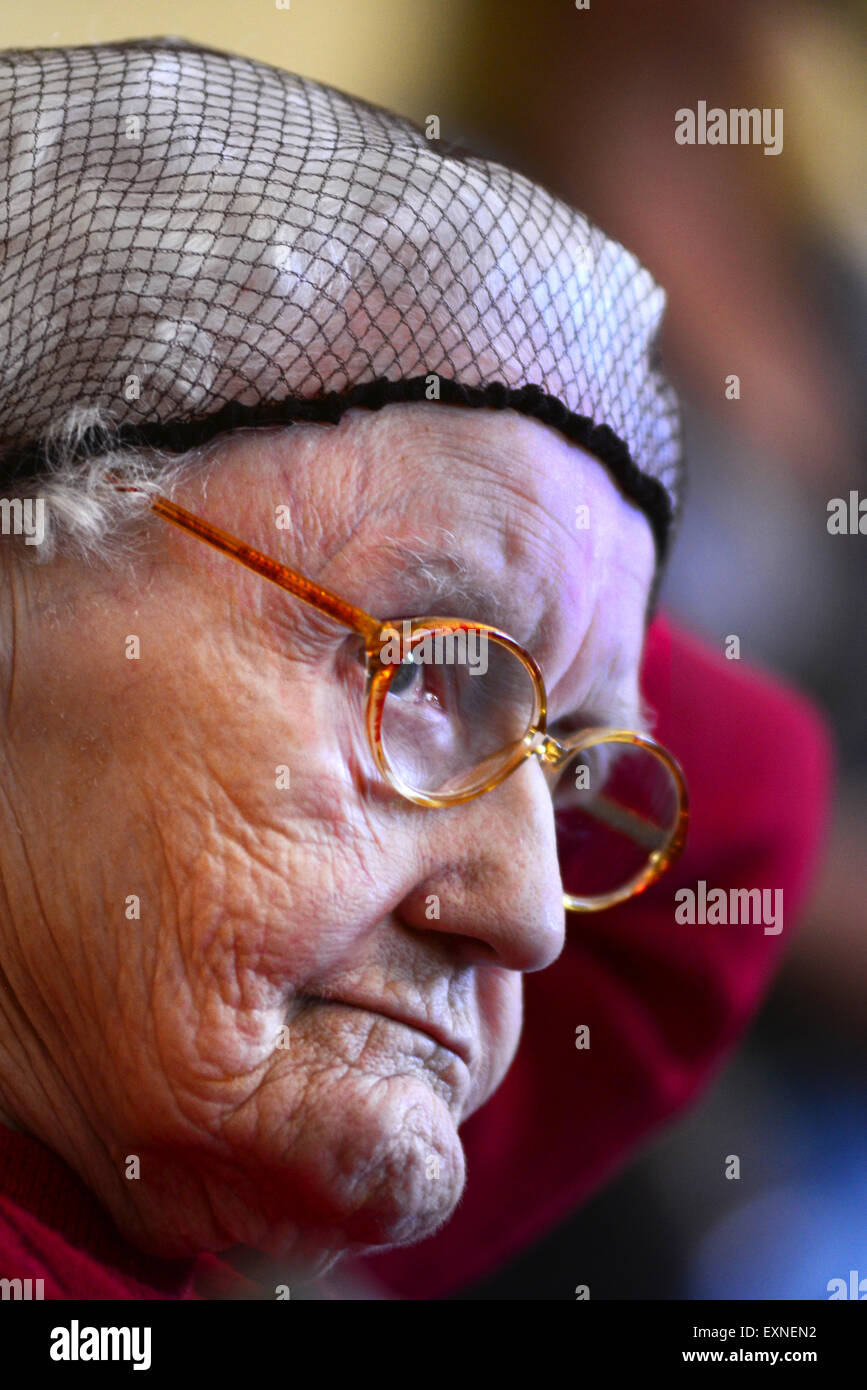 Eine ältere Dame mit Demenz in einem Pflegeheim. Bild: Scott Bairstow/Alamy Stockfoto