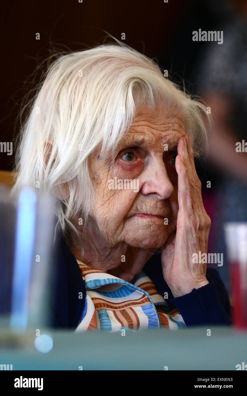 Eine ältere Dame mit Demenz in einem Pflegeheim. Bild: Scott Bairstow/Alamy Stockfoto