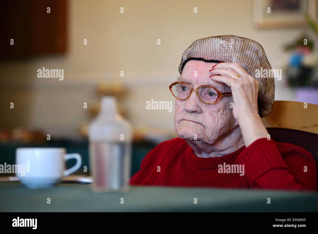 Eine ältere Dame mit Demenz in einem Pflegeheim. Bild: Scott Bairstow/Alamy Stockfoto