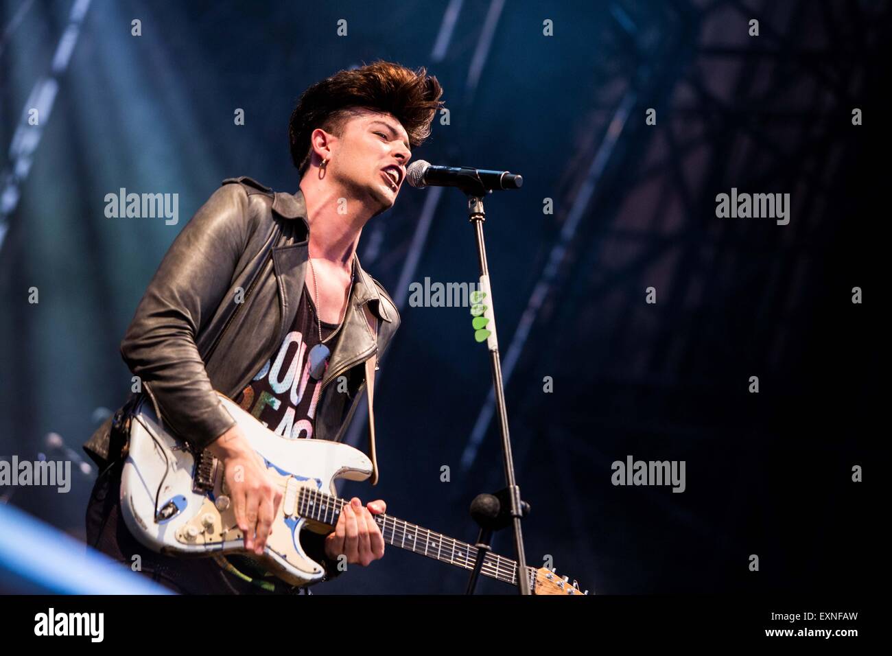 Mailand, Italien. 15. Juli 2015. Stash Fiordispino der italienischen pop-Rock-Band, "The Kolors" führt während ihrer live-Konzert am EstaThe Markt Sound in Mailand. © Roberto Finizio/Pacific Press/Alamy Live-Nachrichten Stockfoto