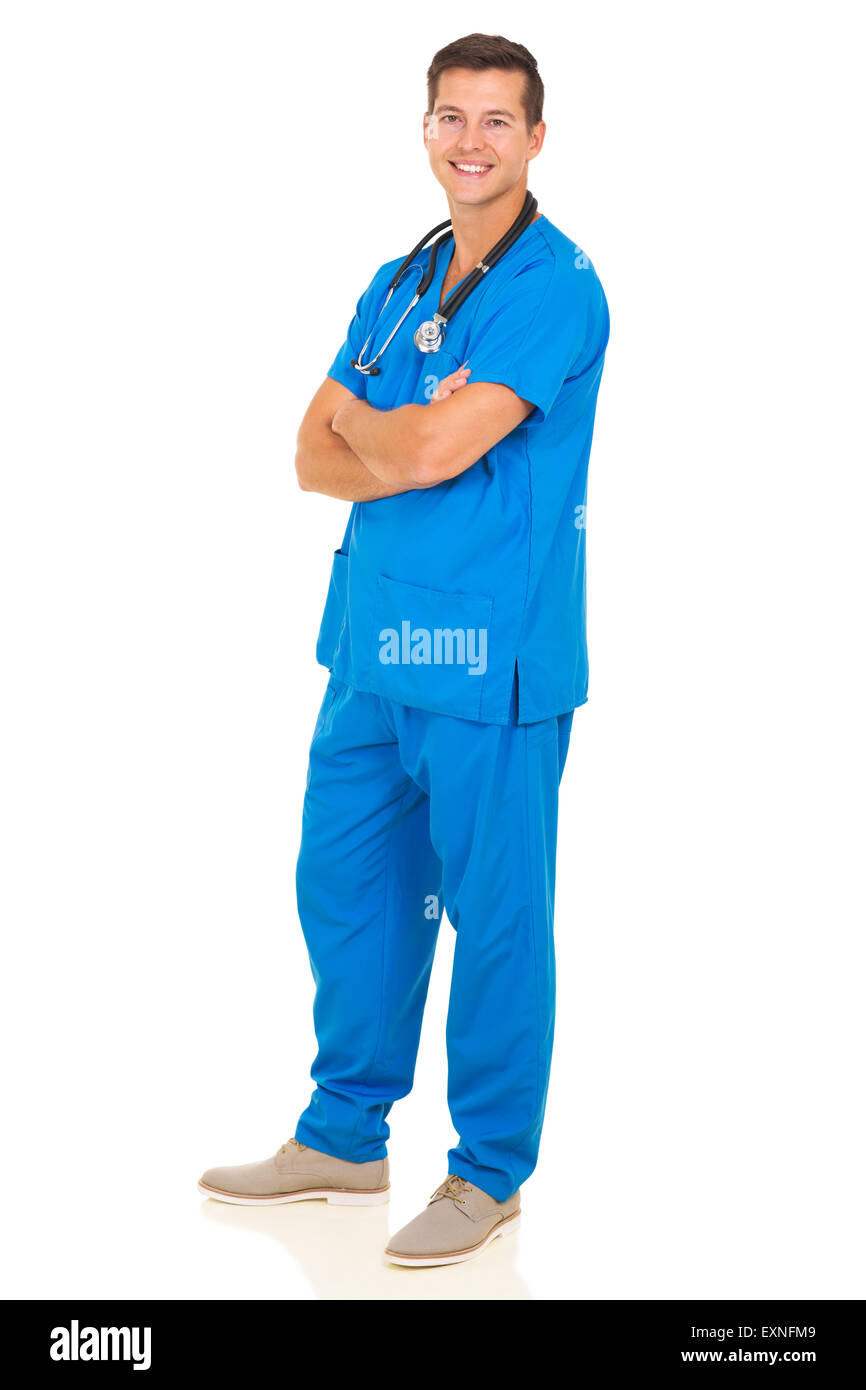 lächelnde junge Krankenschwester posiert isoliert auf weiss Stockfoto