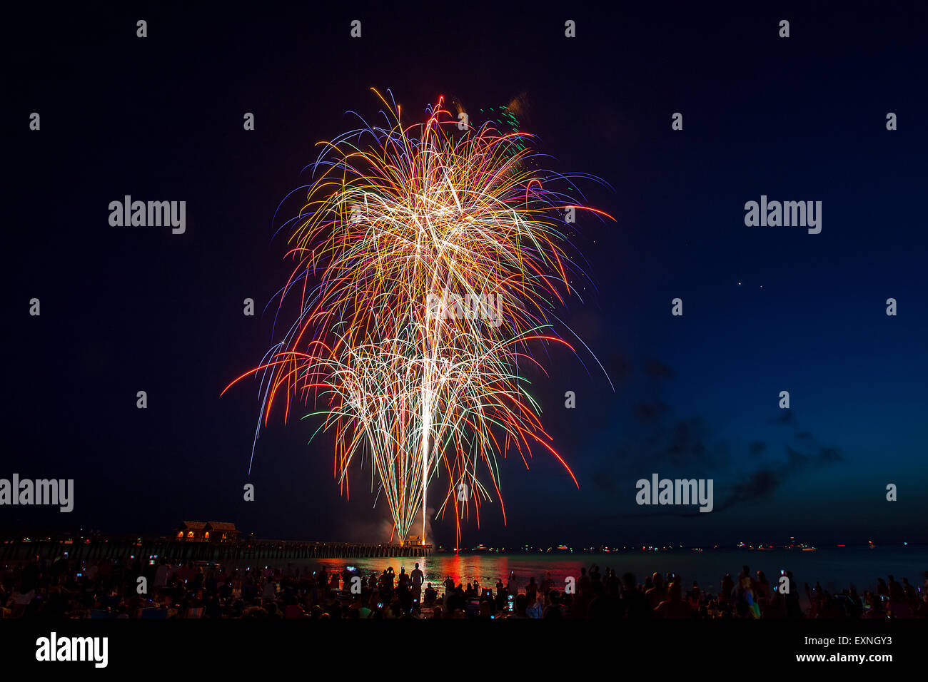 Feuerwerk über der Naples Florida Pier in der Nähe von Marco Island und Fort Myers Stockfoto