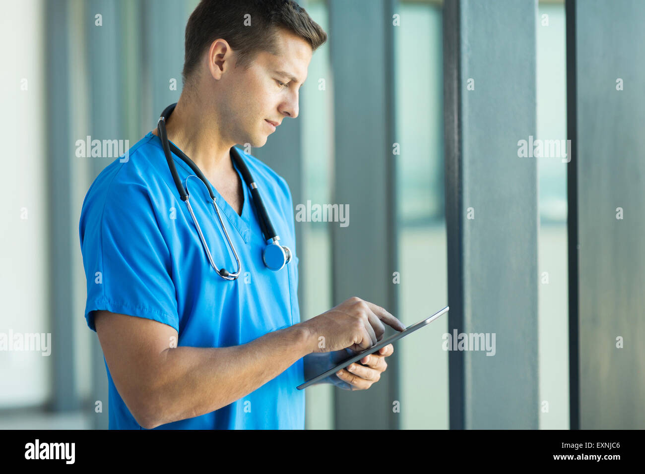 gut aussehende junge Gesundheitswesen Arbeiter mit TabletPC Stockfoto