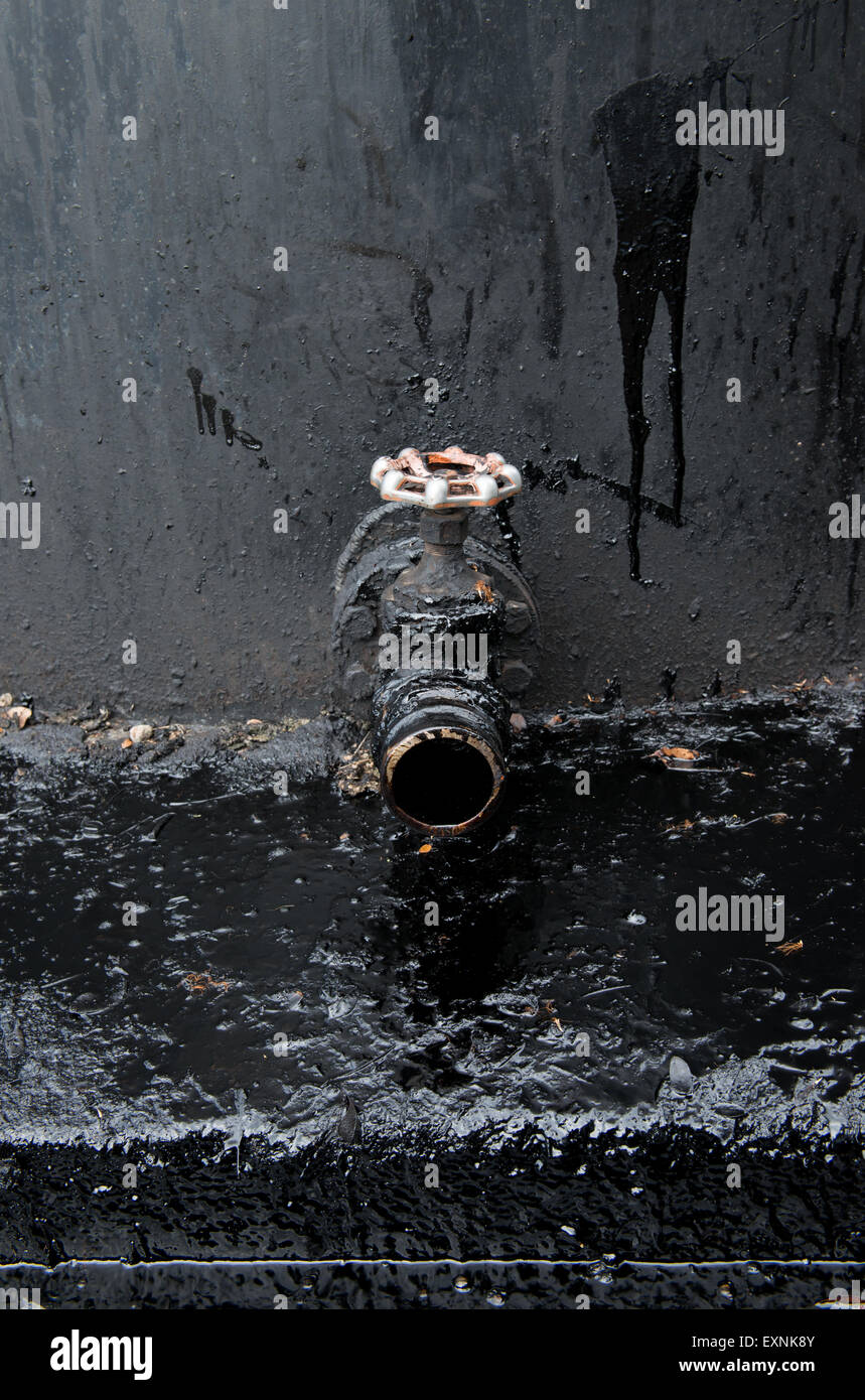 Crude Oil Spill aus tank Stockfoto