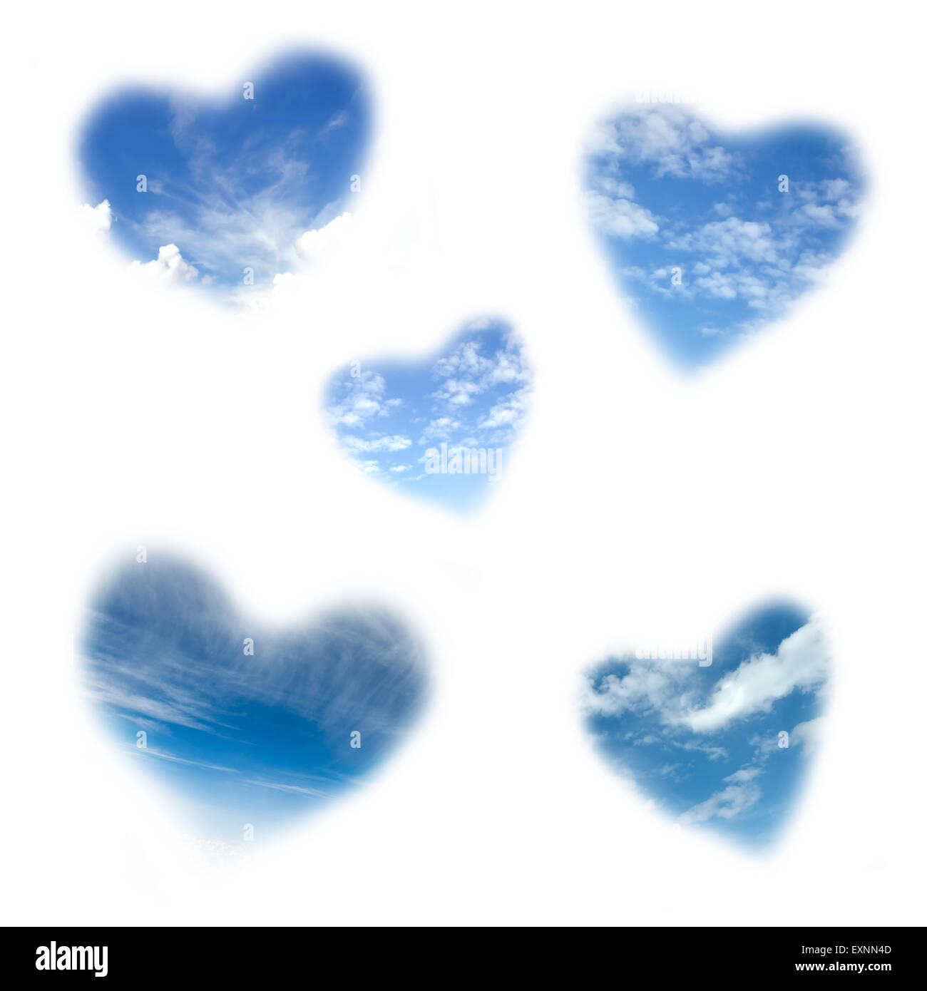 Herz Form bewölktem Himmel isoliert auf weißem Hintergrund Stockfoto