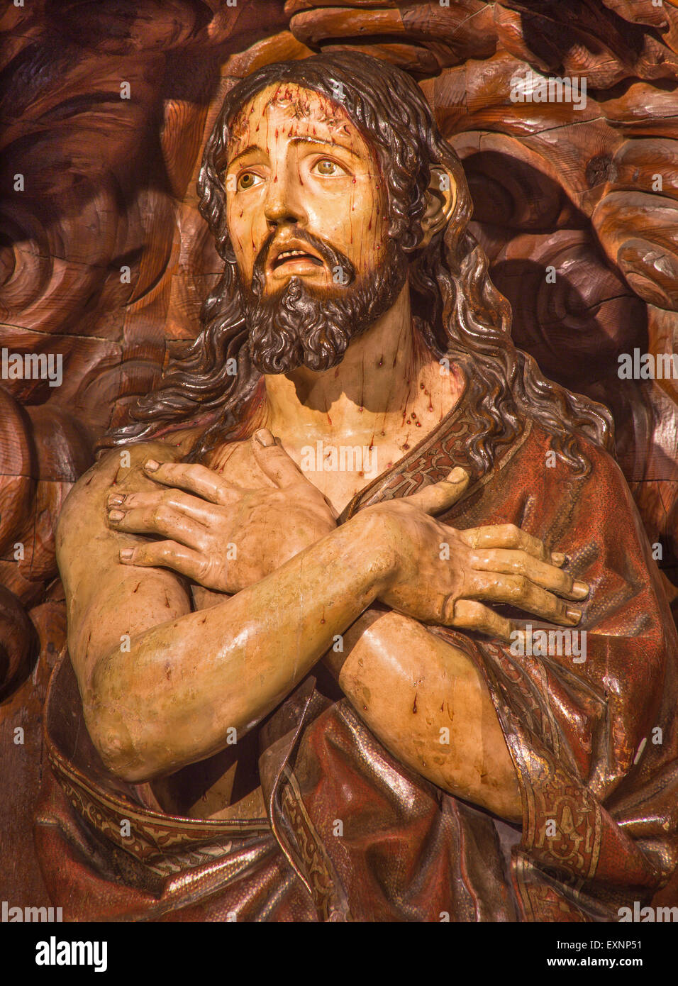 Granada - die geschnitzte Statue des geißelbesetzten Jesu Christi in Scarleat Mantel in Kirche Real Colegiata de San Hipolito Stockfoto