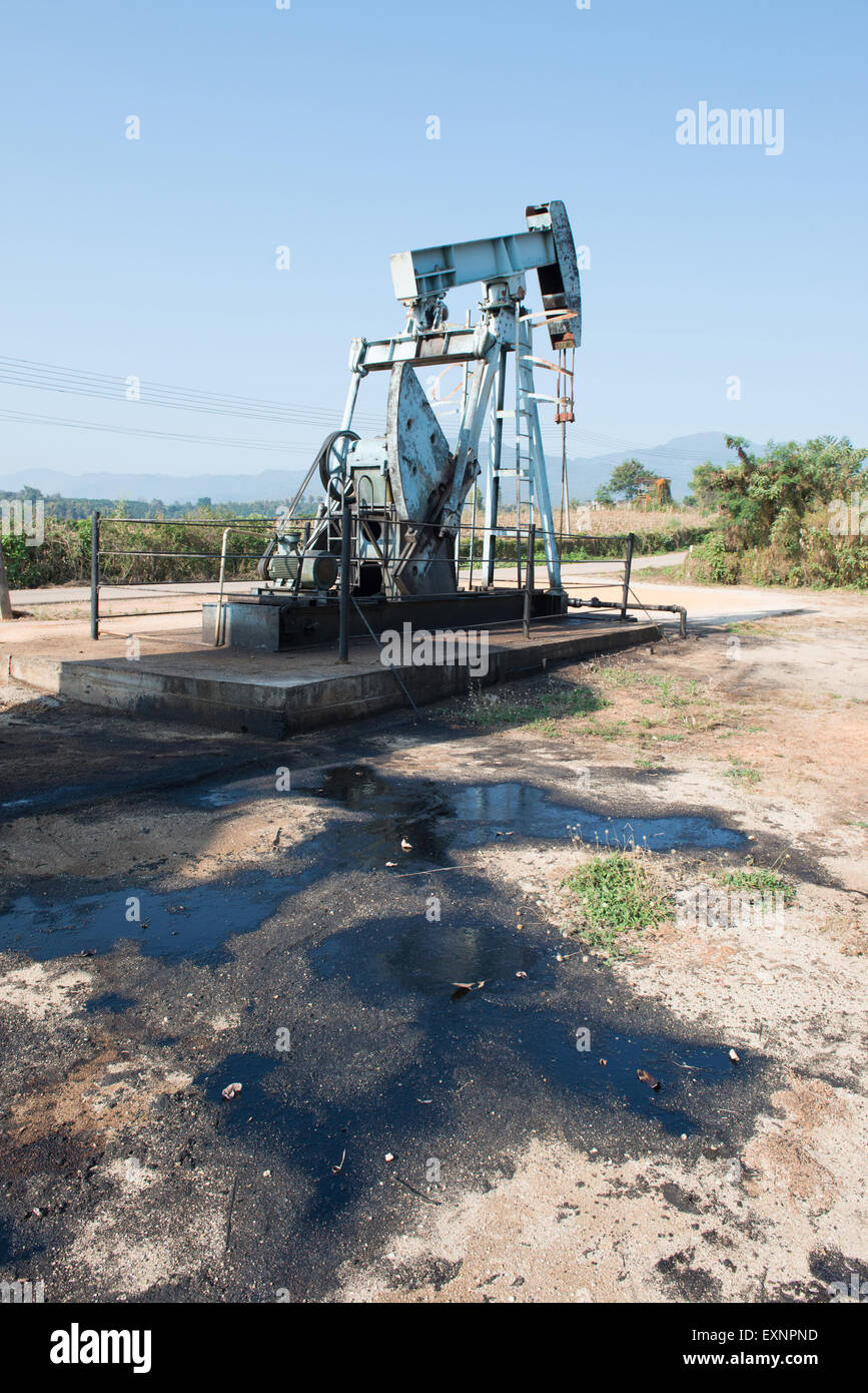 Pumpe-Buchse mit Rohöl-Contaminatate Umwelt Stockfoto