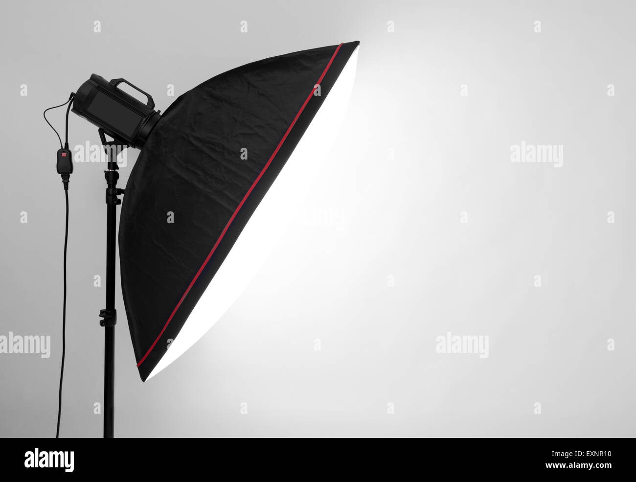 graue leere Studio-Hintergrund und Blitzlicht Stockfoto