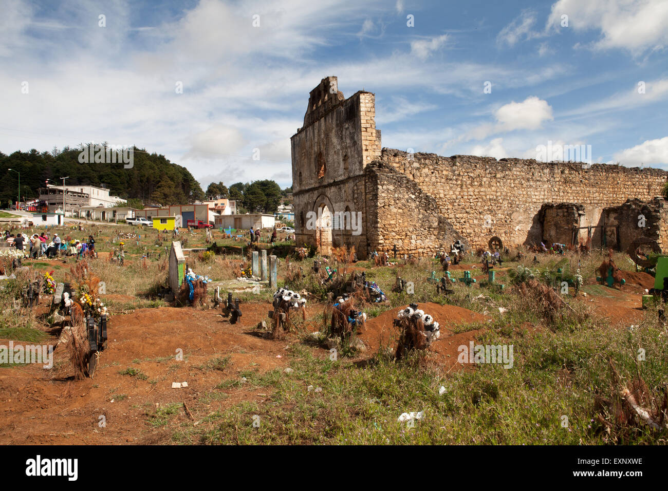 Der Friedhof und die San Sebastianskirche des Dorfes Tzotzil San Juan Chamula, ein mu Stockfoto