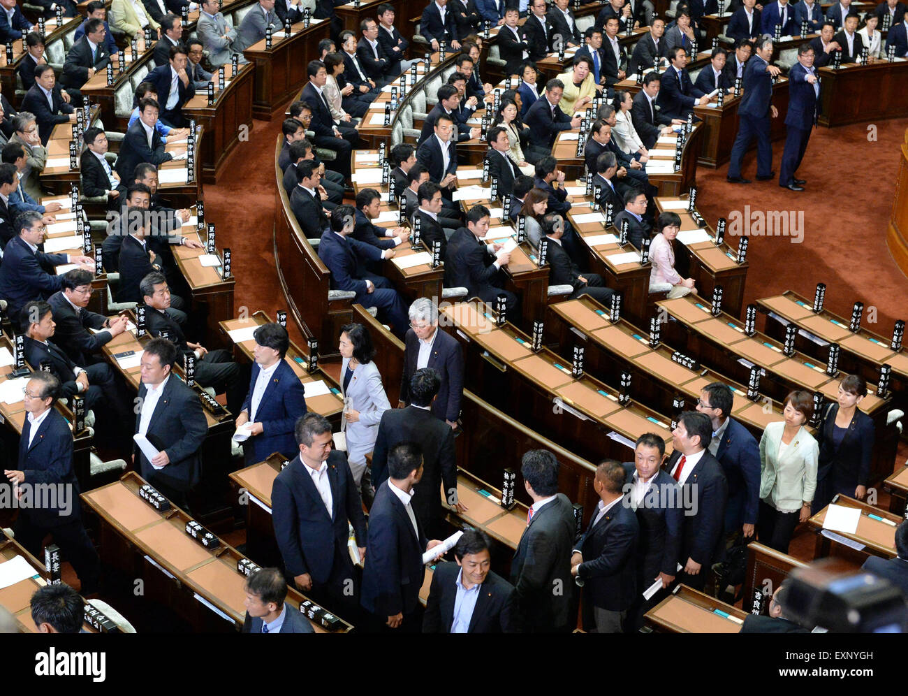 Tokio, Japan. 16. Juli 2015. Japanische Opposition Gesetzgeber verlassen das Unterhaus um die Sicherheit-Rechnungen in Tokio, Japan, 16. Juli 2015 widersetzen. Japans regierende Koalition unter Führung von Premierminister Shinzo Abe am Donnerstag durch eine Reihe von umstrittenen Sicherheit Rechnungen im allmächtigen Unterhaus der Nation Ernährung inmitten von starken öffentlichen Widerstand, Kennzeichnung der bedeutendsten Ausscheren der Nation "rein defensiv" Verteidigung Haltung gerammt. Bildnachweis: Ma Ping/Xinhua/Alamy Live-Nachrichten Stockfoto