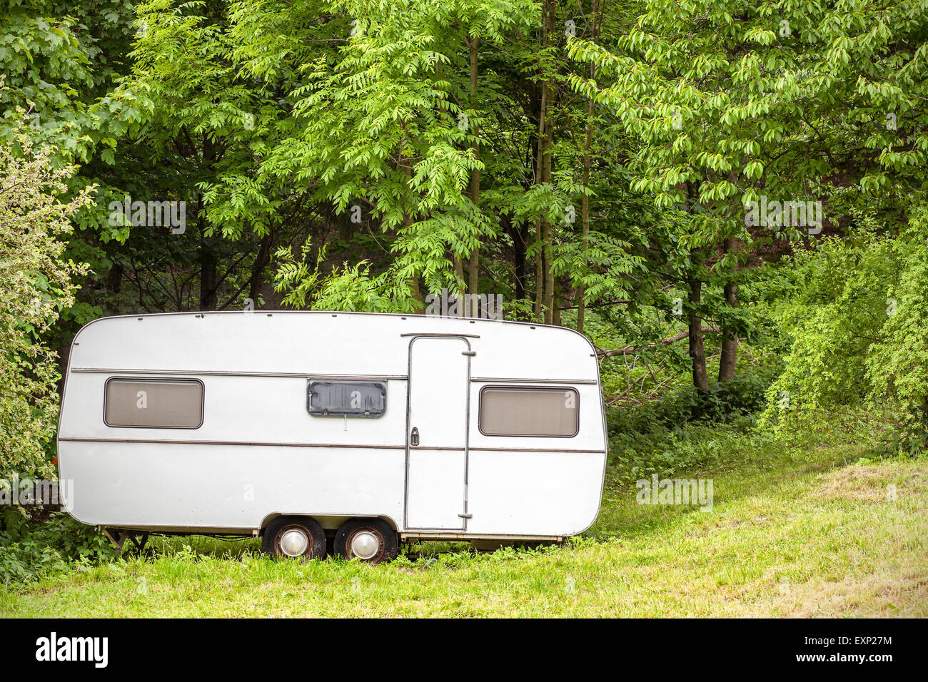 Alte Wohnwagen in Wäldern auf Sommertag, Natur Urlaub Konzept stehen. Stockfoto