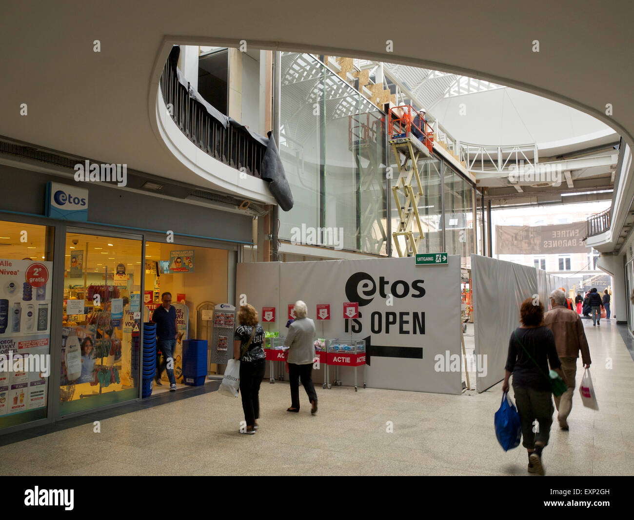 Einkaufszentrum, das neu erstellt wird und dabei Geschäfte öffnen in Breda, Niederlande Stockfoto