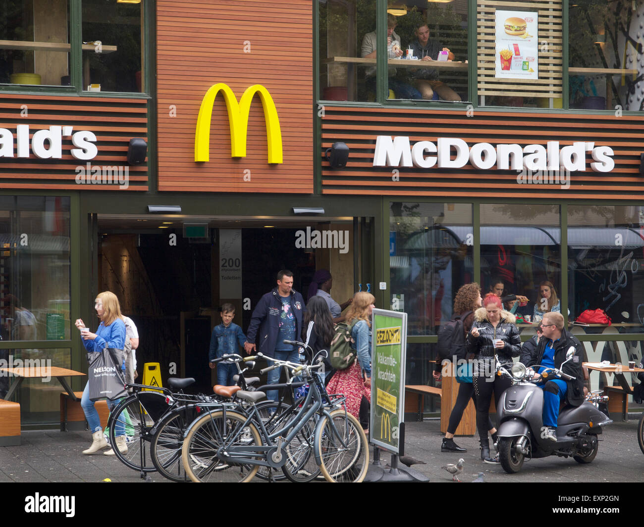 MC Donalds Fast-Food Restaurant Breda Stadtzentrum der Niederlande mit vielen Menschen Stockfoto