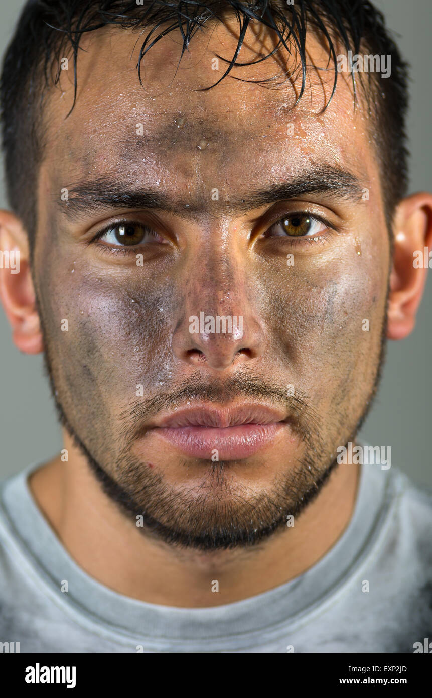 Closeup hispanic Mann mit dreckiges Gesicht Lookind direkt in die Kamera  Stockfotografie - Alamy