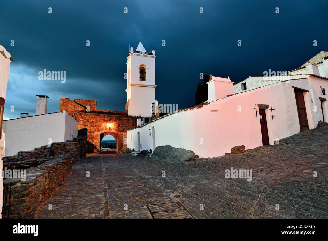 Portugal, Alentejo: Schönen Abend mit weissen Häusern im mittelalterlichen Dorf Monsaraz Stockfoto