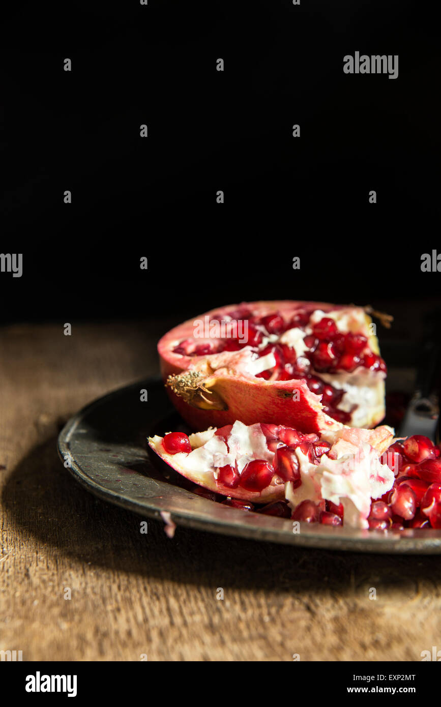 Stimmungsvolle Beleuchtung natürliche Bilder von frischen saftigen Granatapfel mit Vintage-Stil Stockfoto