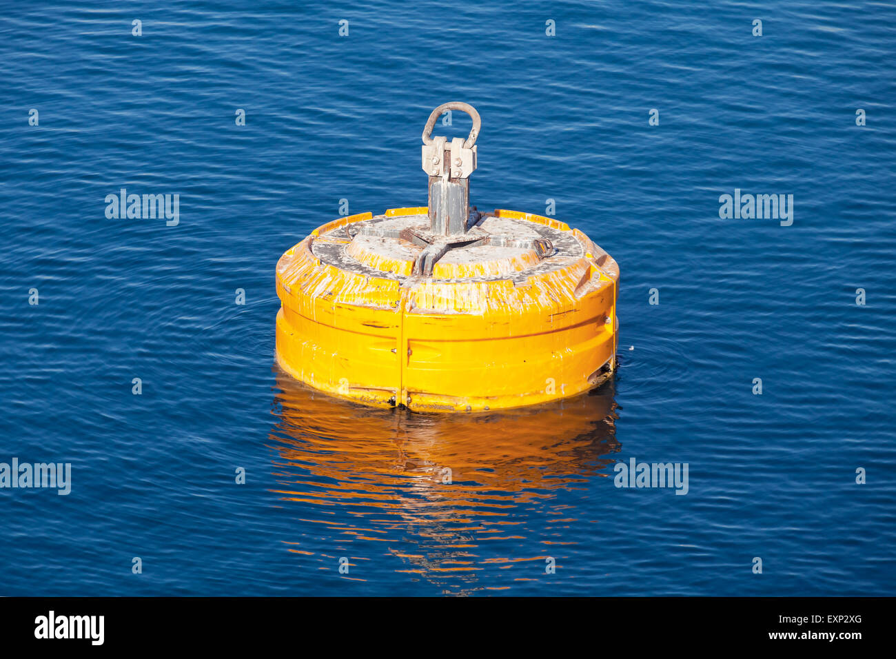 Gelbe Anlegeboje auf dem blauen Meerwasser schwimmt Stockfoto