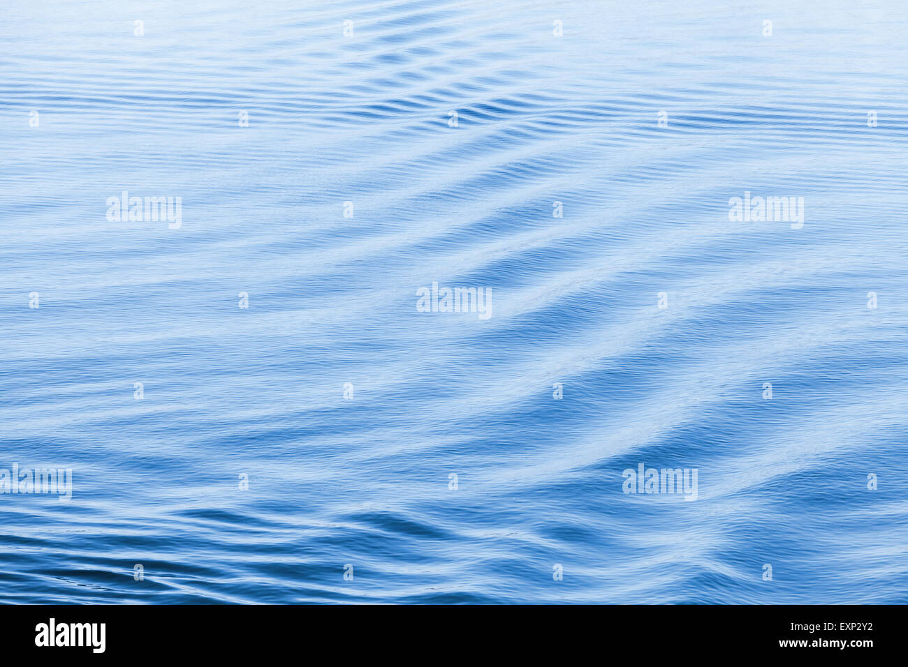 Abstrakte Natur Hintergrund. Meer Wasseroberfläche mit schönen Wellenmuster Stockfoto