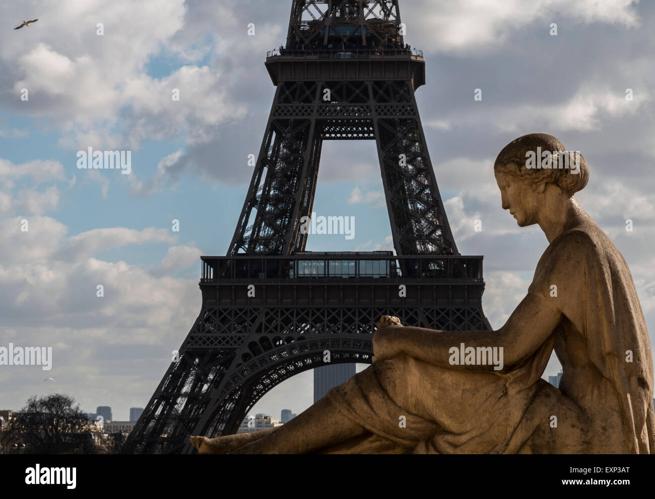 Skulptur mit Eiffelturm im Hintergrund Stockfoto