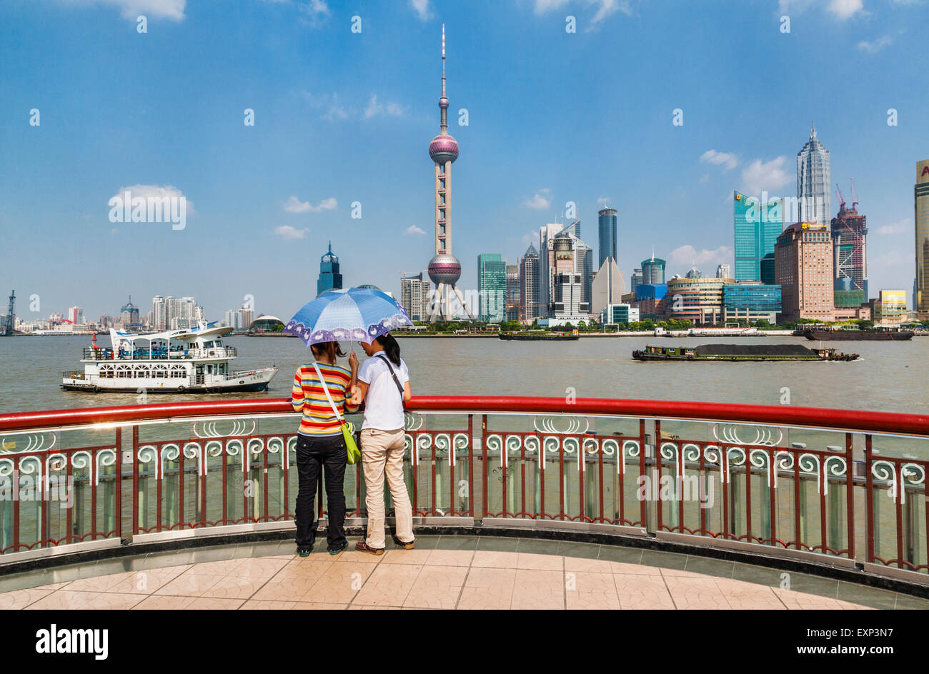 China, Shanghai, Blick auf die Skyline von Pudong und der Oriental Pearl TV Tower vom Huangpu Riverside Walk am Bund. Stockfoto