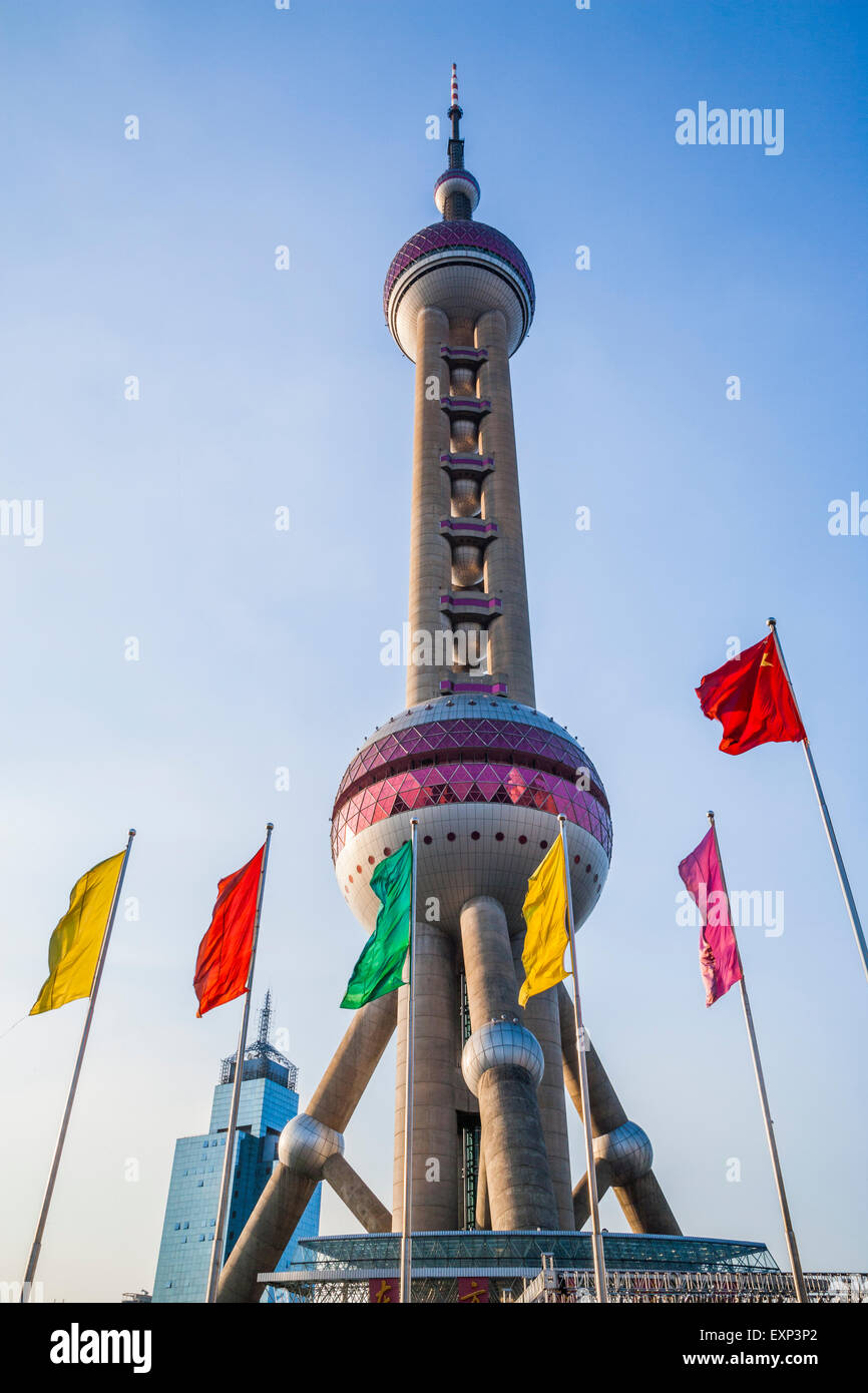 China, Shanghai, Pudong, Blick auf 468 Meter Oriental Pearl TV Tower Stockfoto