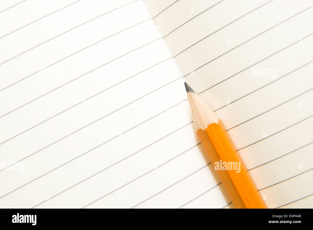 Geöffnete Notebook mit einem leeren Blatt und Bleistift Stockfoto
