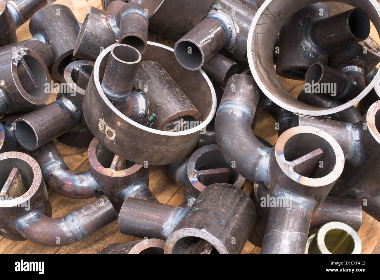 Verschiedene Stücke aus Stahlrohr in einem industriellen Workshop. Stockfoto