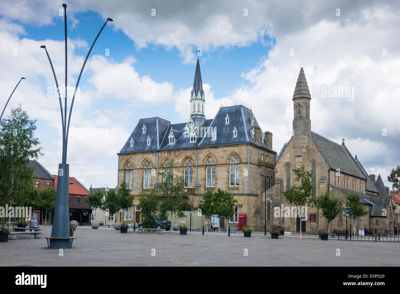 Rathaus und St.-Annen Kirche Marktplatz Bishop Auckland, Co. Durham UK Stockfoto