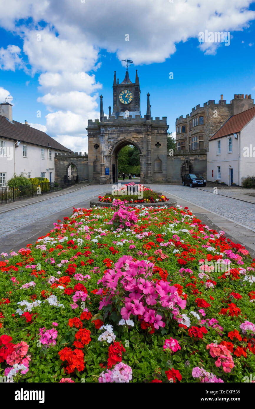 Eingang zur Burg von Auckland und Deer Park, Heimat der Bischof von Durham von Bishop Auckland Marktplatz Stockfoto