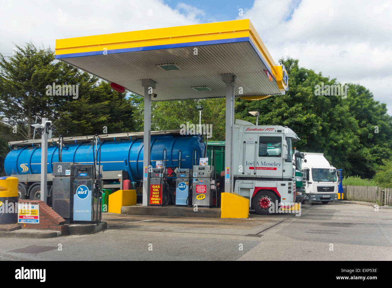 Schwere Güter Fahrzeug LKW Station Jet Marke Dieselkraftstoff tanken Stockfoto