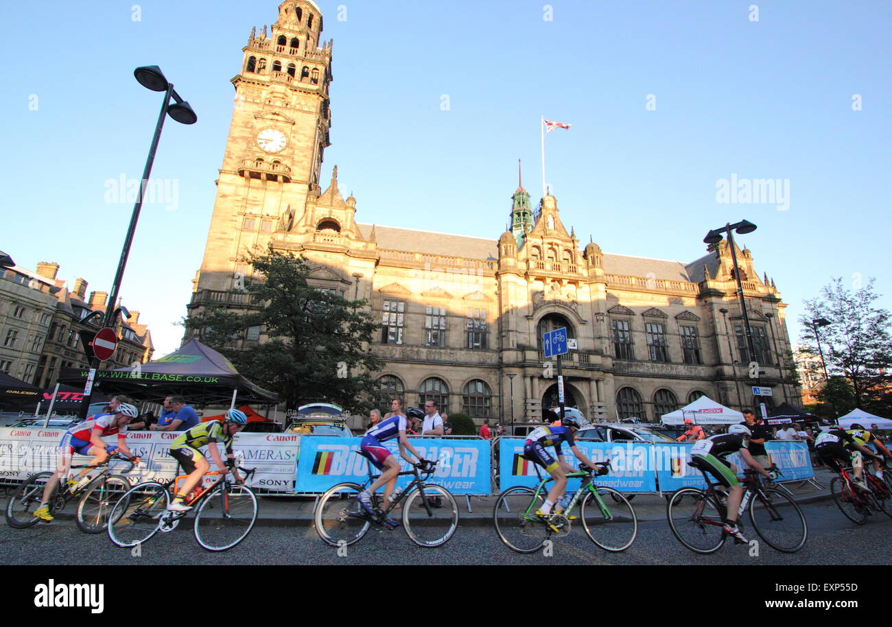 Radfahrer in Sheffield Grand Prix Teilnahme passieren die Stadt Rathaus, Sheffield Stadtzentrum, Yorkshire England UK Stockfoto