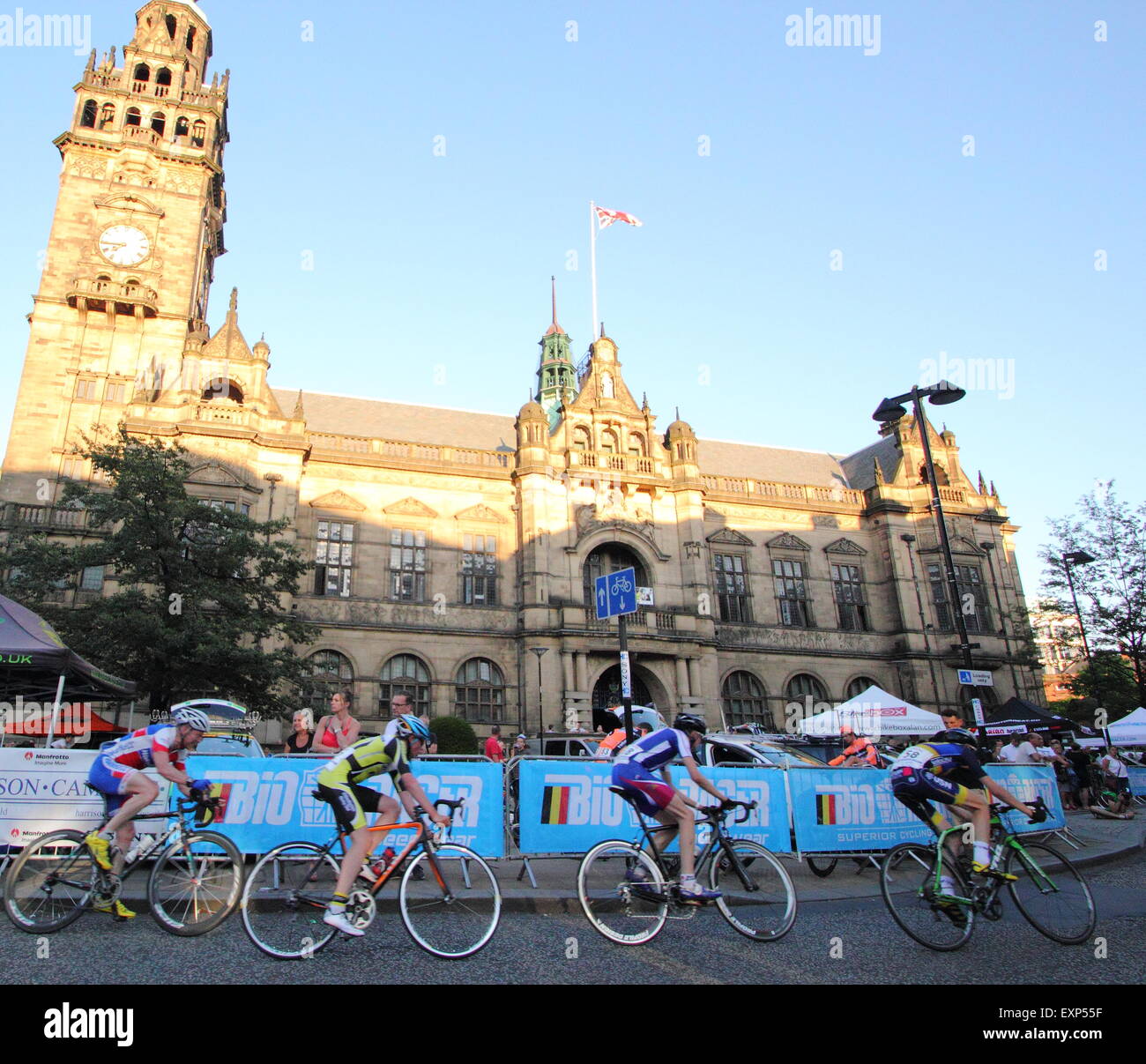 Radfahrer in Sheffield Grand Prix Teilnahme passieren die Stadt Rathaus, Sheffield Stadtzentrum, Yorkshire England UK Stockfoto