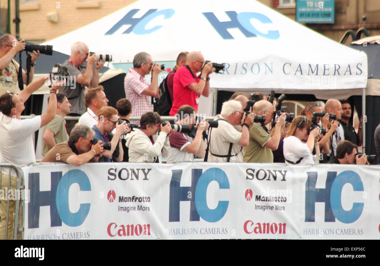 Fotografen Punkt trainieren ihre Objektive auf Radfahrer beim Grand Prix Sheffield, England UK - 2014 Stockfoto