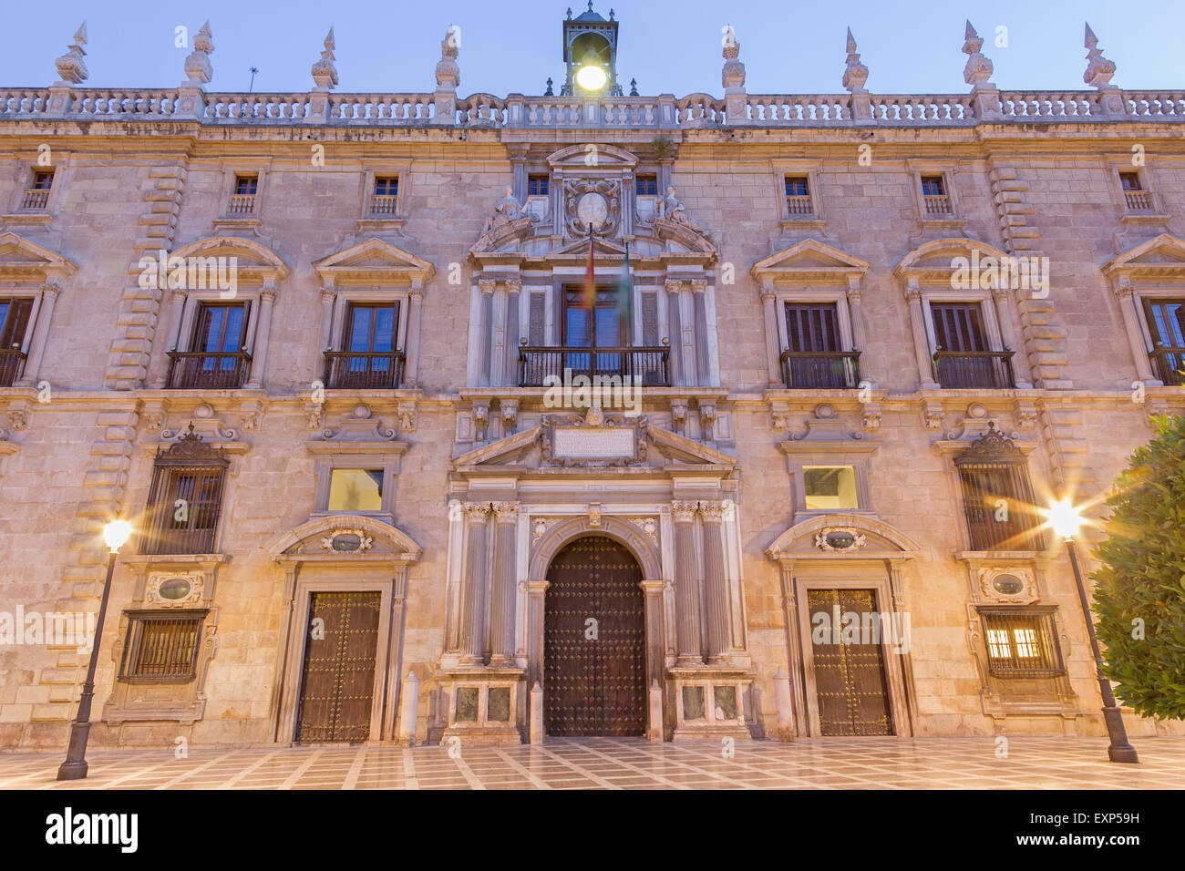 GRANADA, Spanien - 29. Mai 2015: Die Fassade des Palastes Real Chancilleria de Granada auf dem St.-Anna-Platz in der Abenddämmerung. Stockfoto