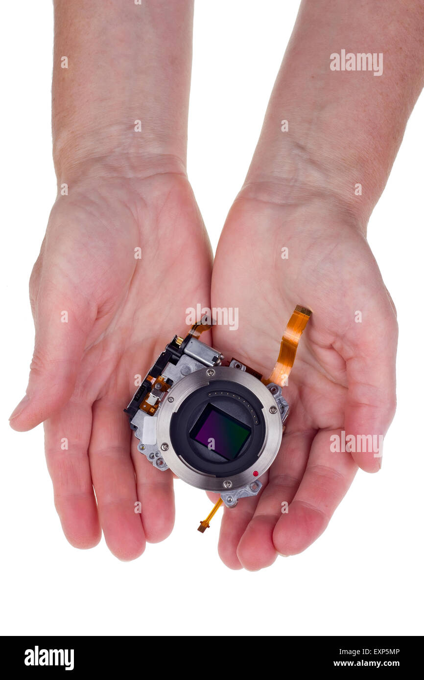 Moderne High-Tech-Bildsensor für eine Massenproduktion Kamera in Händen der Arbeiter für Sie. Isoliert auf weiss. Stockfoto