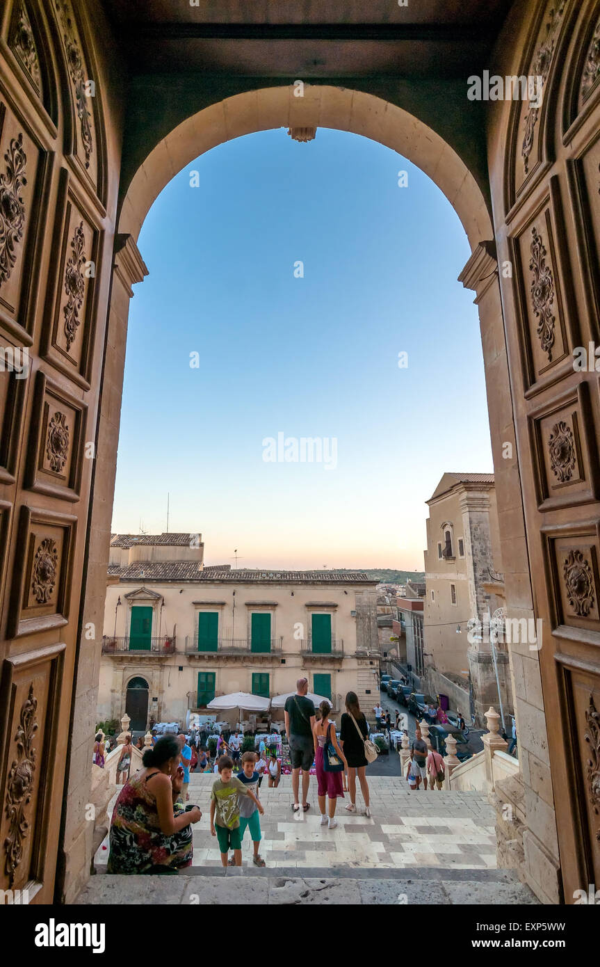 NOTO, Italien - 18. August 2014: Touristen vor Kloster des Heiligen Erlösers in Noto, Italien. Stockfoto