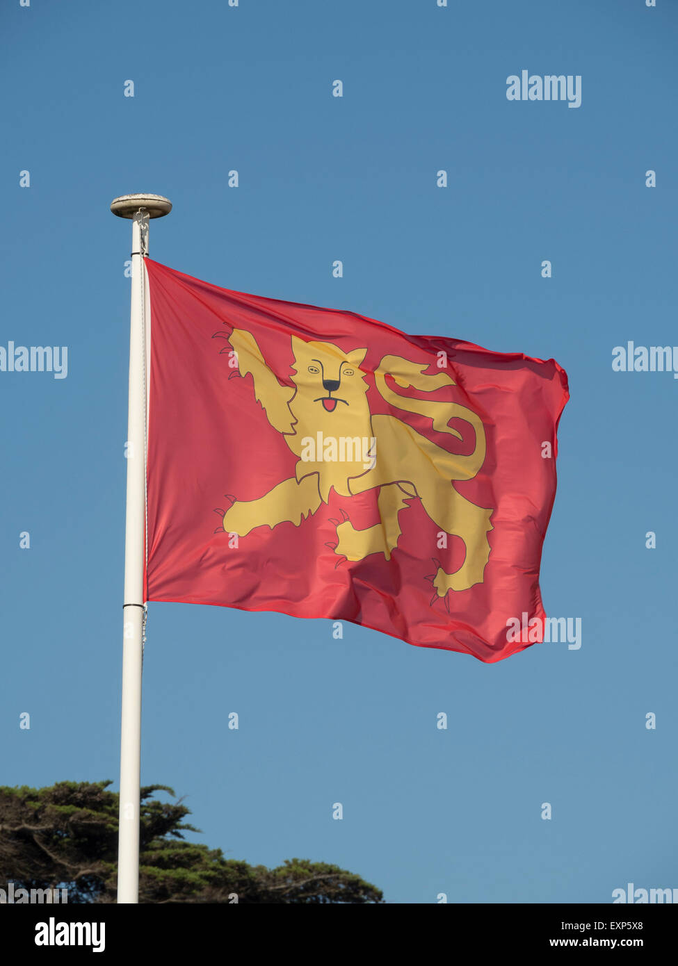 Plantagenet Fahne in den Wind im blauen Himmel schweben. Stockfoto