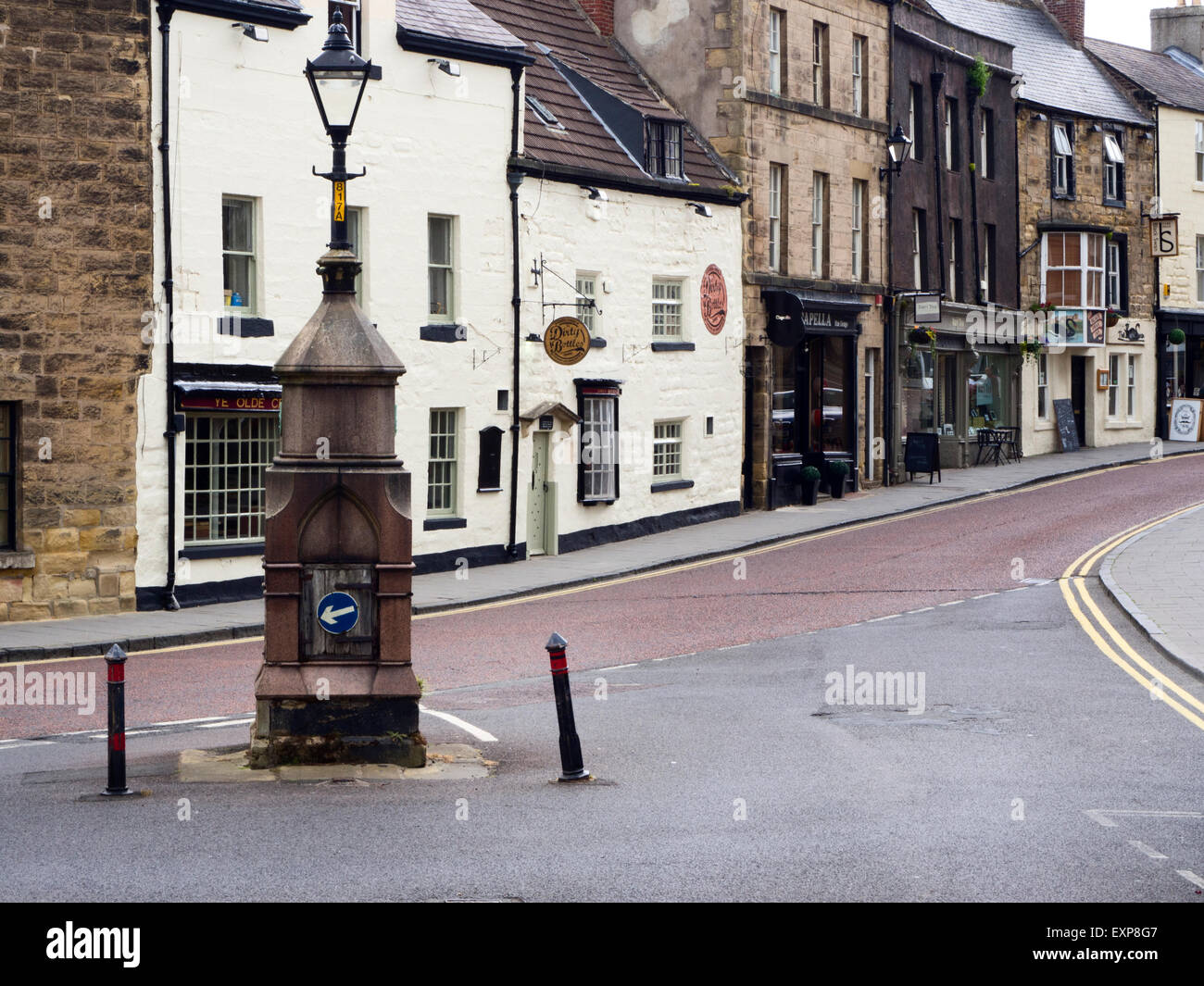 Kneipen und Geschäfte auf Narrowgate im Quartier Burg an Alnwick Northumberland in England Stockfoto