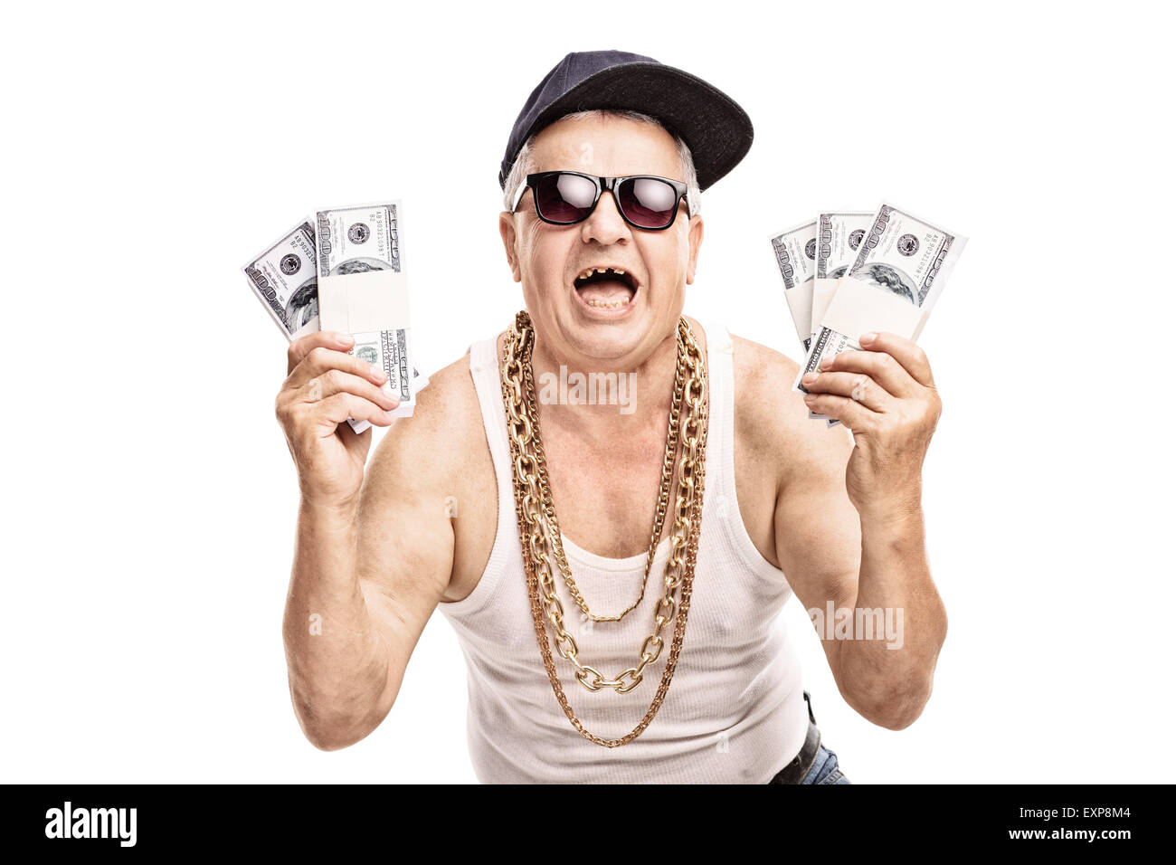 Hocherfreut Senior in hip Hop Klamotten halten ein paar Stapel von Geld und schaut in die Kamera, die isoliert auf weißem Hintergrund Stockfoto