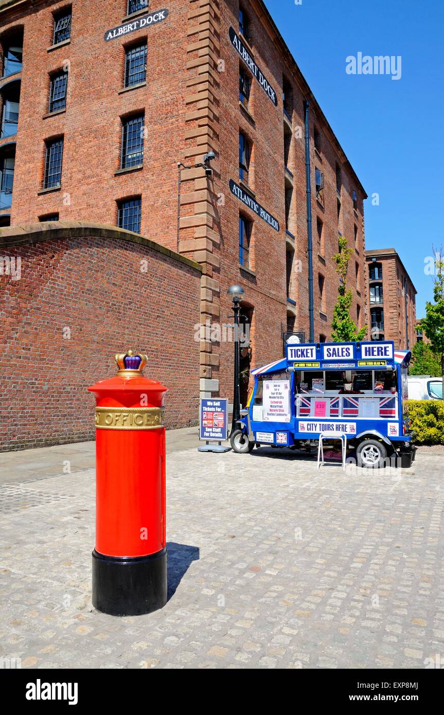 Die Liverpool spezielle Briefkasten am Albert Dock mit einem Ticket Verkauf LKW nach hinten, Liverpool, Merseyside, England, UK, Europa Stockfoto