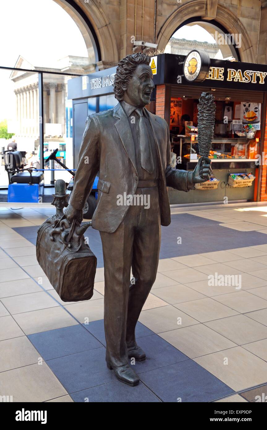Statue von Ken Dodd mit seinem Diddy Männer und kitzeln Stick innerhalb der Bahnhof Lime Street, Liverpool, Merseyside, England, UK Stockfoto